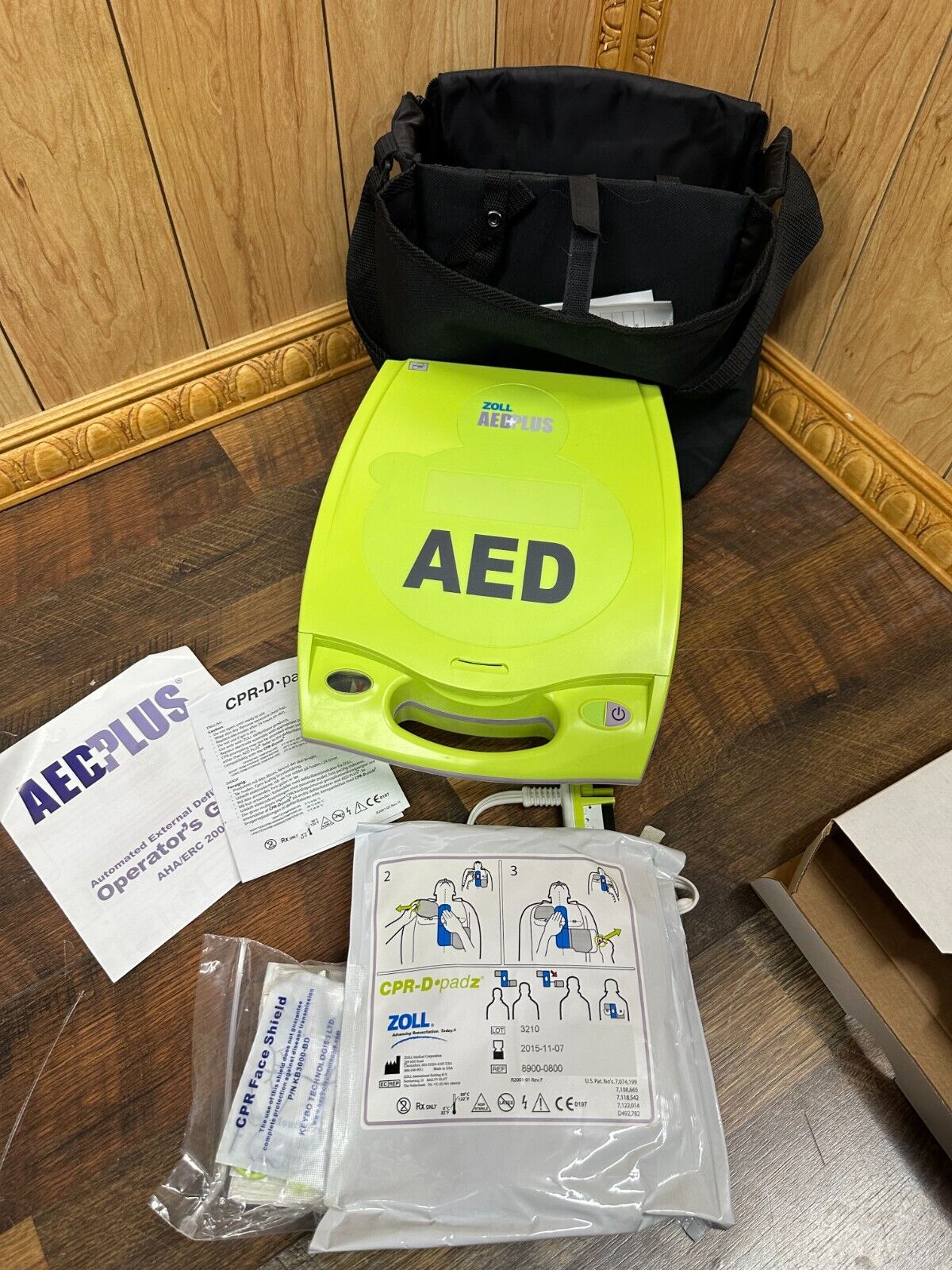Zoll AED Plus Defibrillator with Pads Batteries Carry Case face shield