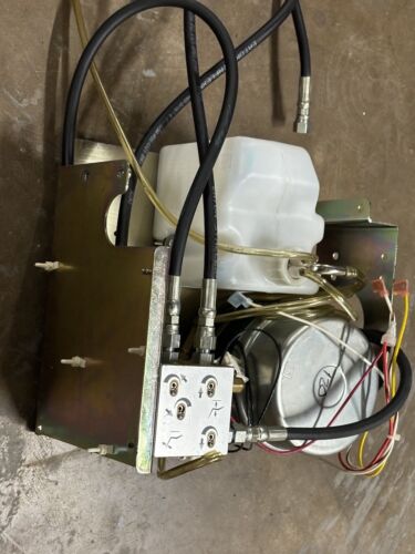 Adec 1040 Hydraulic Pump, Mainafold, Reservoir, And Hoses - Image 2